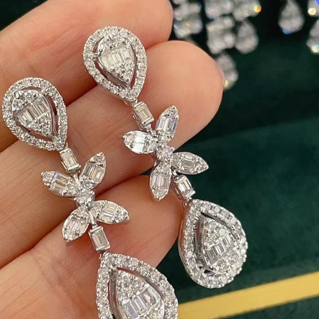 14k Gold 1.8 Ct Natural H Diamond Earrings: Ref:230945252 // gold content:14k gold // main gemstone:diamond // shape:multiply // carat weight:1. 8ct // clarity grade:vs-si // color:h // treatment:natural // Low Estimate: 10000Condition: