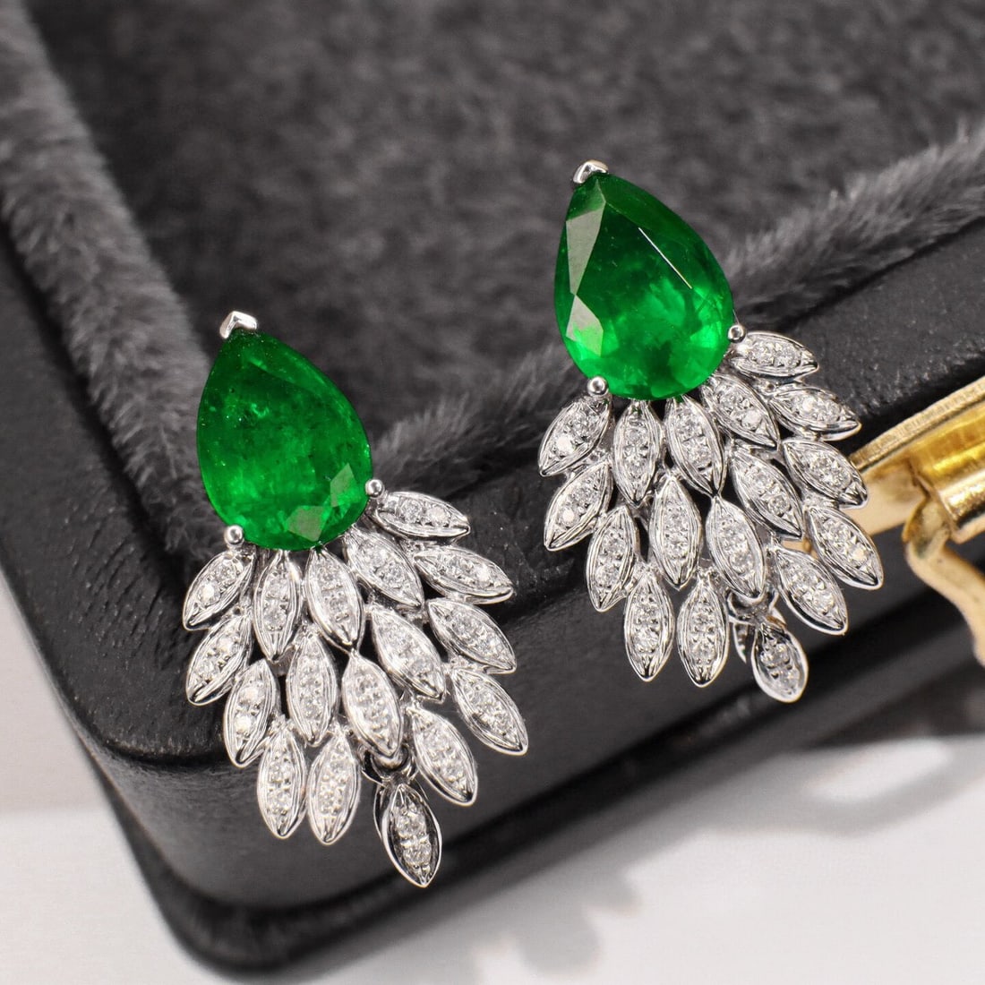 14k Gold 2.21 Ctw Vivid Green Natural Emerald & Diamond Earrings: Ref:230946001 // gold content:14k gold // main gemstone:emerald // shape:pear // carat weight:2ct // color:vivid green // treatment:natural // // adjacent gemstone 2 : diamond // shape:round // carat