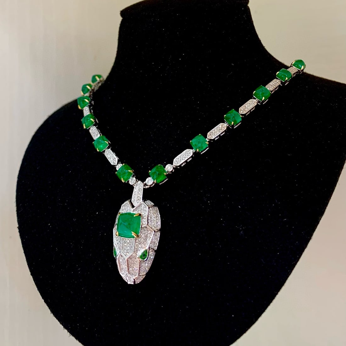 14k Gold 8 Ct Vivid Green Natural Emerald & Diamond Necklace - 2