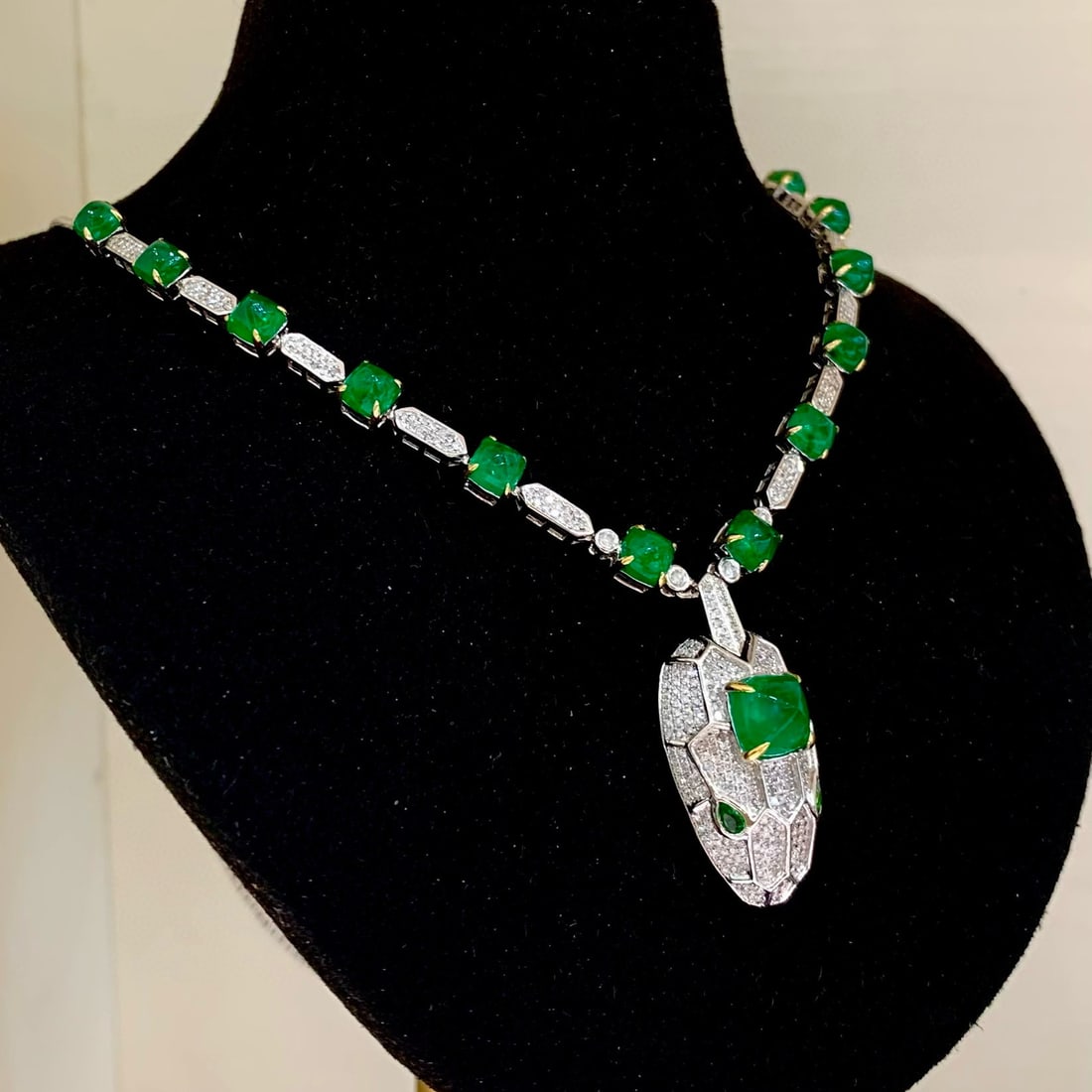 14k Gold 8 Ct Vivid Green Natural Emerald & Diamond Necklace - 4