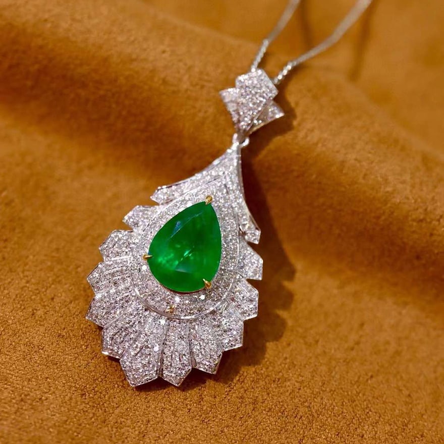 14k Gold 3.11 Ctw Vivid Green Natural Emerald & Diamond Pendant( Without Chain ): Ref:230946013 // gold content:14k gold // main gemstone:emerald // shape:pear // carat weight:2. 53ct // color:vivid green // treatment:natural // // adjacent gemstone 2 : diamond // shape:round // ca