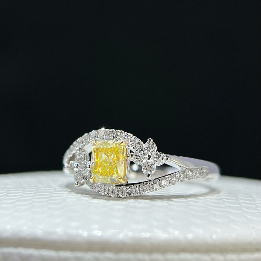 Gia Certified 14k Gold 0.85 Ctw Natural Yellow Diamond & Diamond Ring - 4