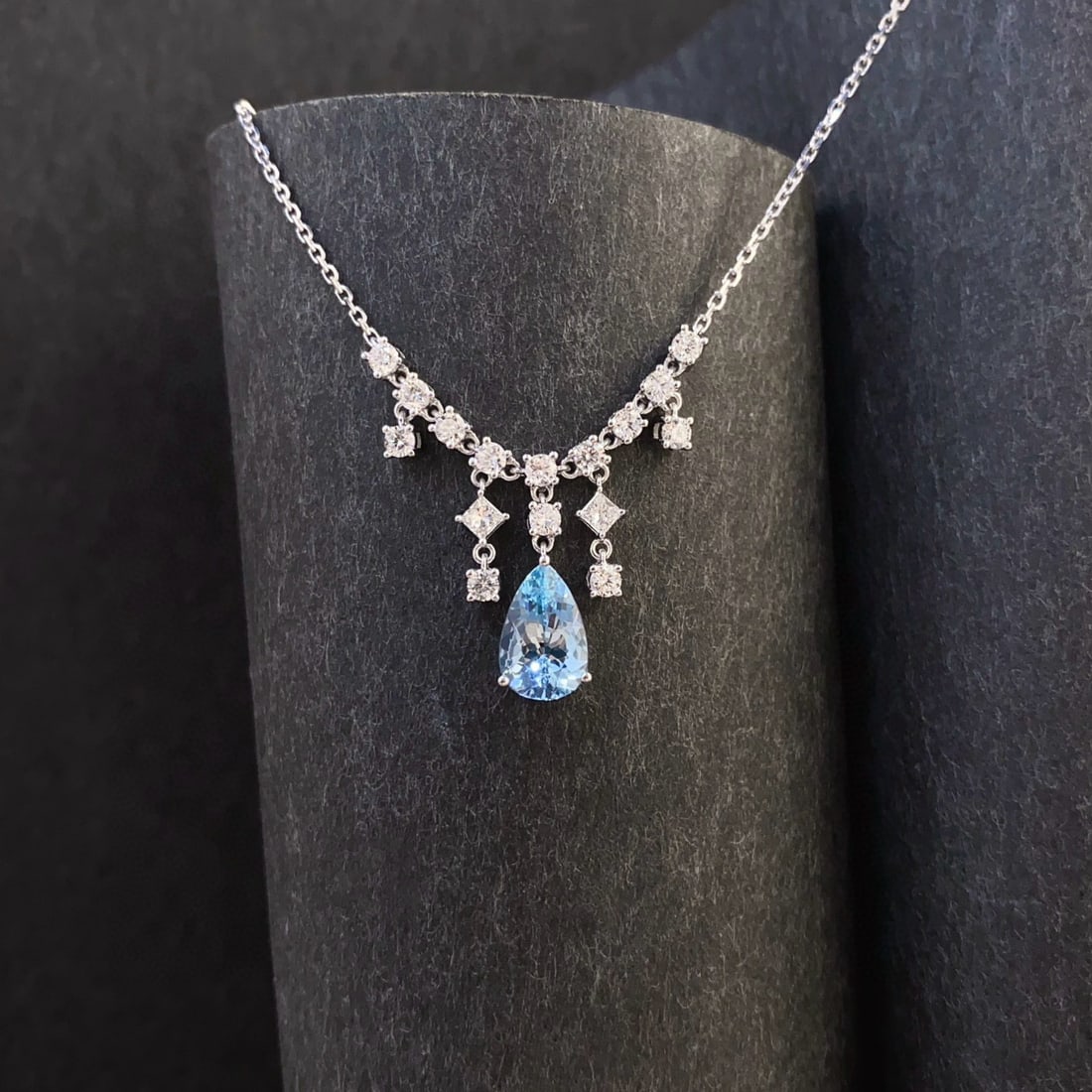 14k Gold 2.10 Ctw Natural Aquamarine & Diamond Necklace: Ref:230946045 // gold content:14k gold // main gemstone:aquamarine // shape:pear // carat weight:1. 28ct // color:santa maria color // treatment:natural // // adjacent gemstone 2 : diamond //