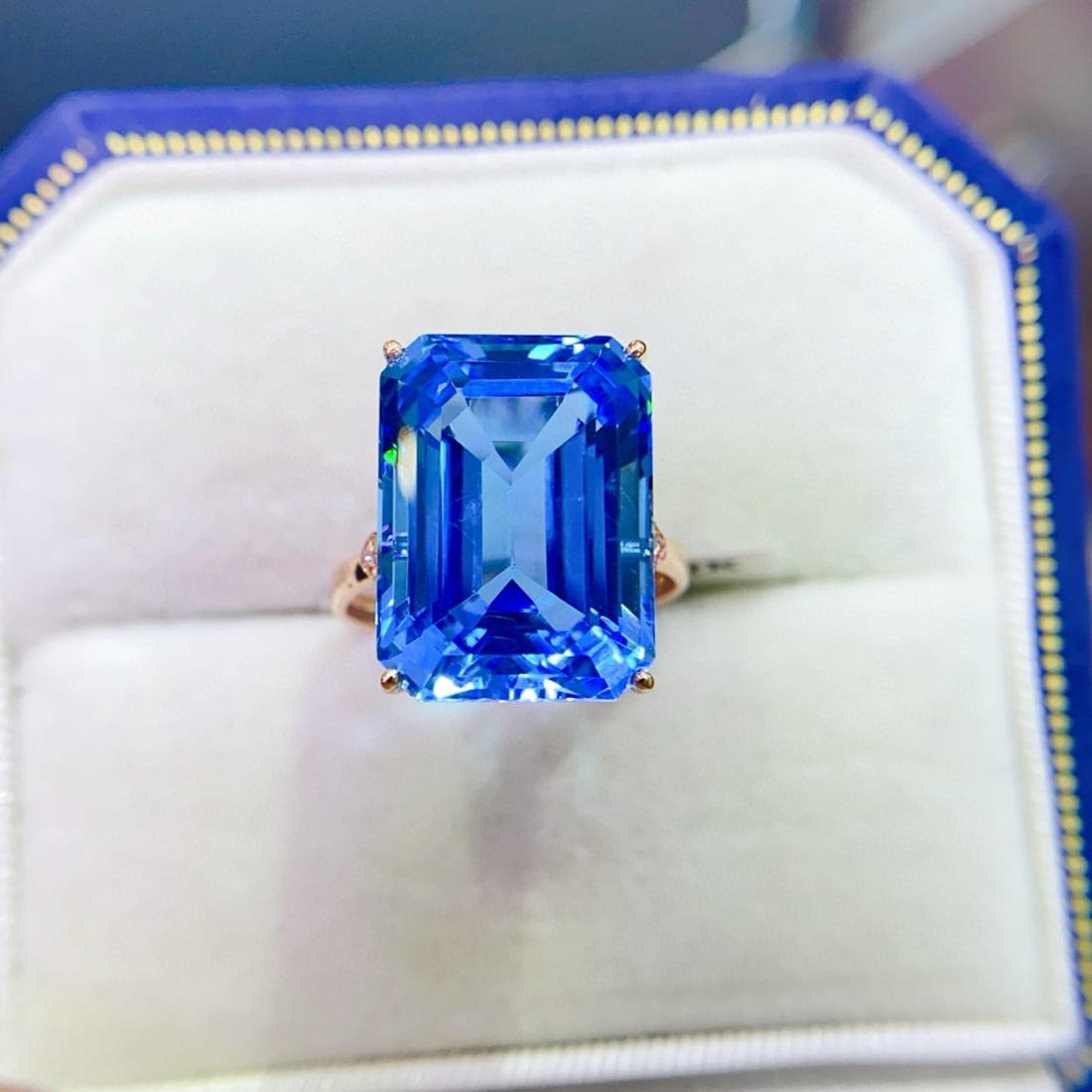 14k Gold 15.42 Ctw Natural Topaz & Diamond Ring: Ref:230946052 // gold content:14k gold // ring size:7. 25us // // main gemstone:topaz // shape:octagonal // carat weight:15. 4ct // color:blue // treatment:natural // // adjacent gemstone 2 : diamond