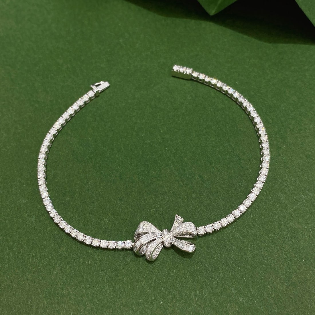 14k Gold 2.8 Ct Natural H Diamond Bracelet: Ref:230946055 // gold content:14k gold // main gemstone:diamond // shape:multiply // carat weight:2. 8ct // clarity grade:vs-si // color:h // treatment:natural // Low Estimate: 9000 Condition: New Hi