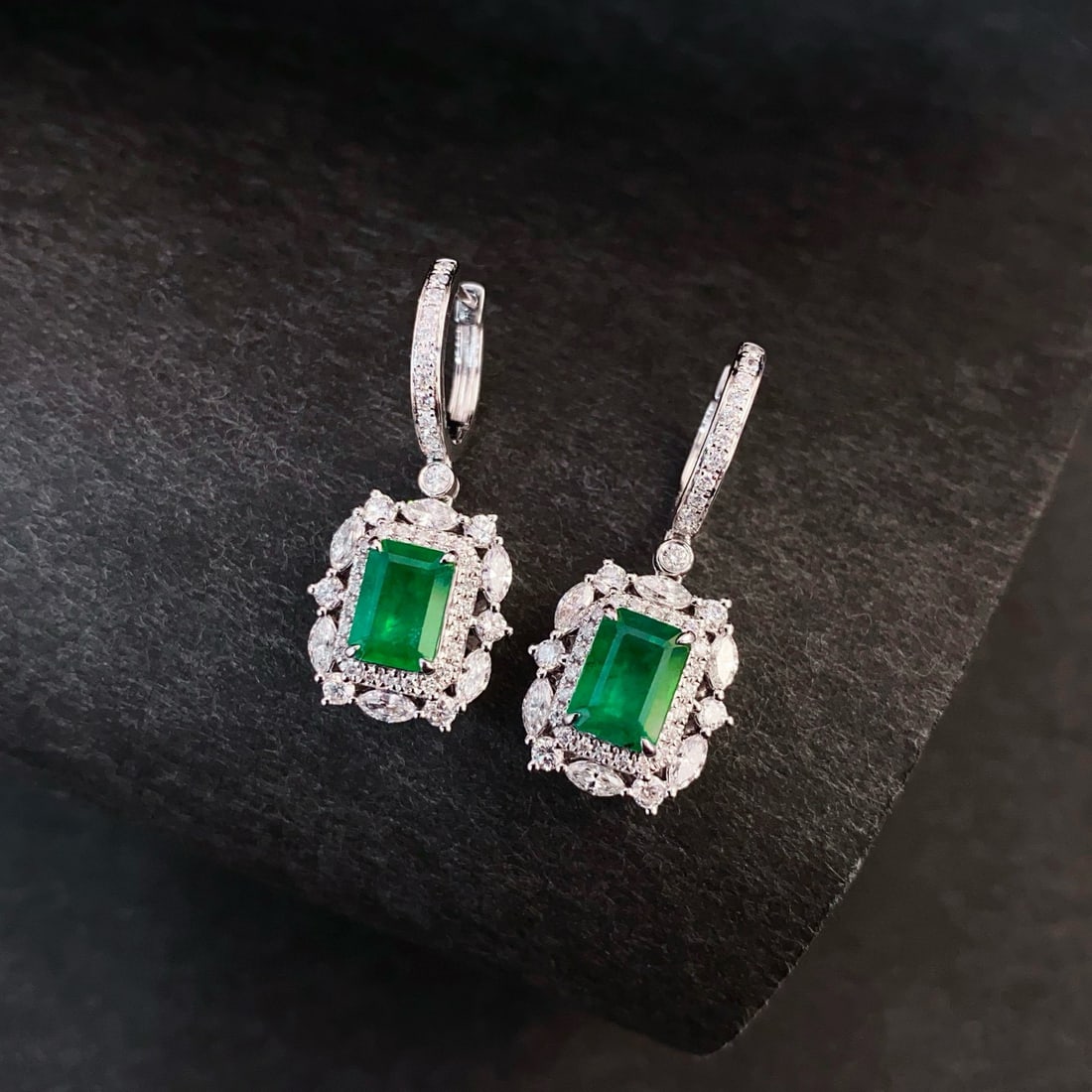 14k Gold 3.07 Ctw Vivid Green Natural Emerald & Diamond Earrings: Ref:230946066 // gold content:14k gold // main gemstone:emerald // shape:octagonal // carat weight:1. 97ct // color:vivid green // treatment:natural // // adjacent gemstone 2 : diamond // shape:multip