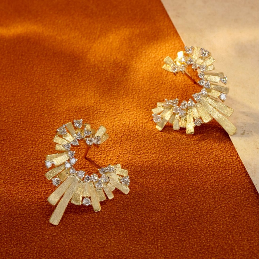 14k Gold 0.7 Ct Natural H Diamond Earrings: Ref:230946072 // gold content:14k gold // main gemstone:diamond // shape:round // carat weight:0. 7ct // clarity grade:vs-si // color:h // treatment:natural // cut grade:g // High Estimate: