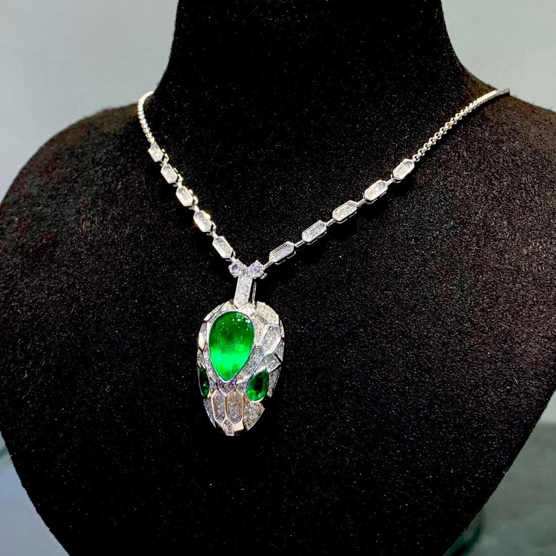 14k Gold 2.2 Ct Vivid Green Natural Emerald & Diamond Necklace - 2