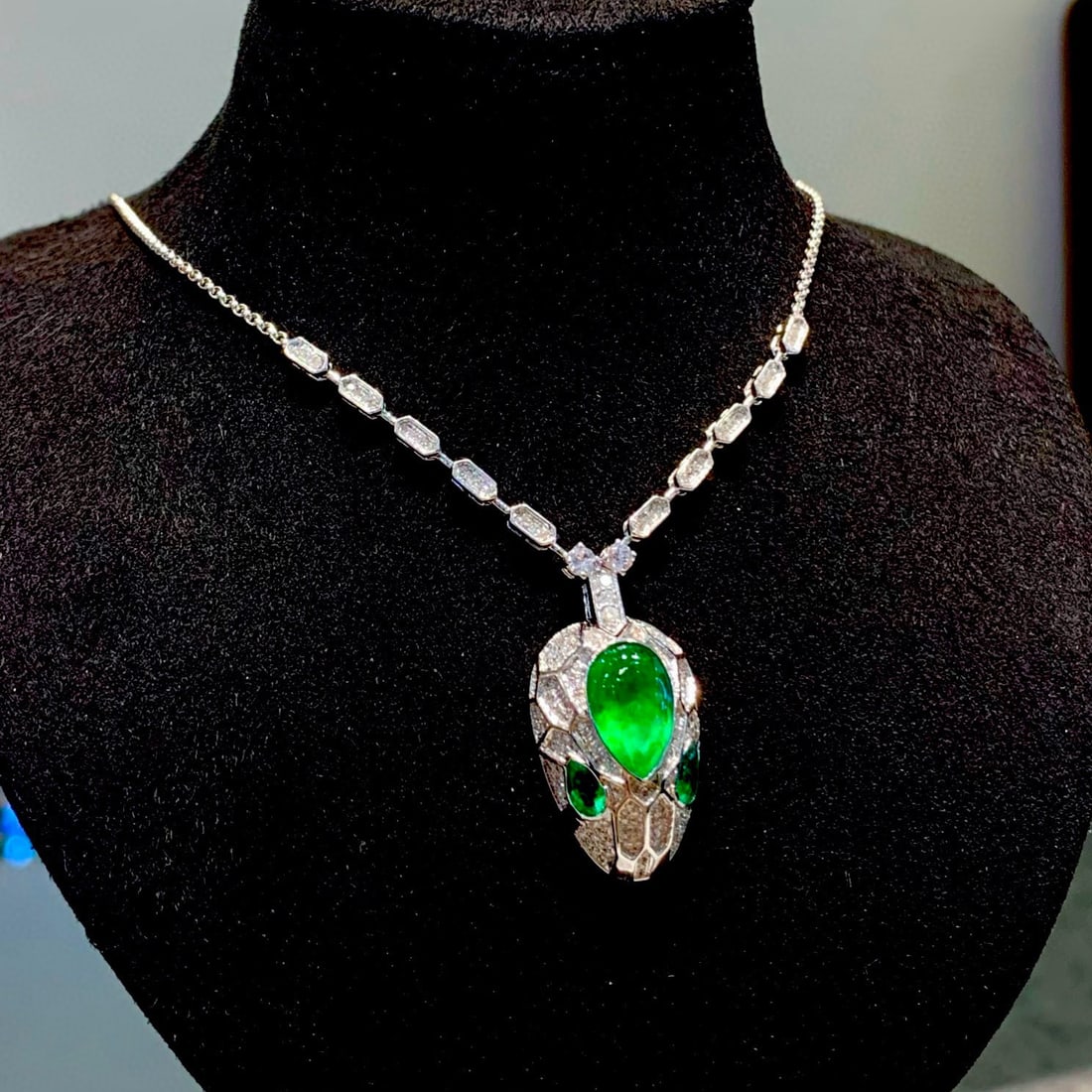 14k Gold 2.2 Ct Vivid Green Natural Emerald & Diamond Necklace - 6