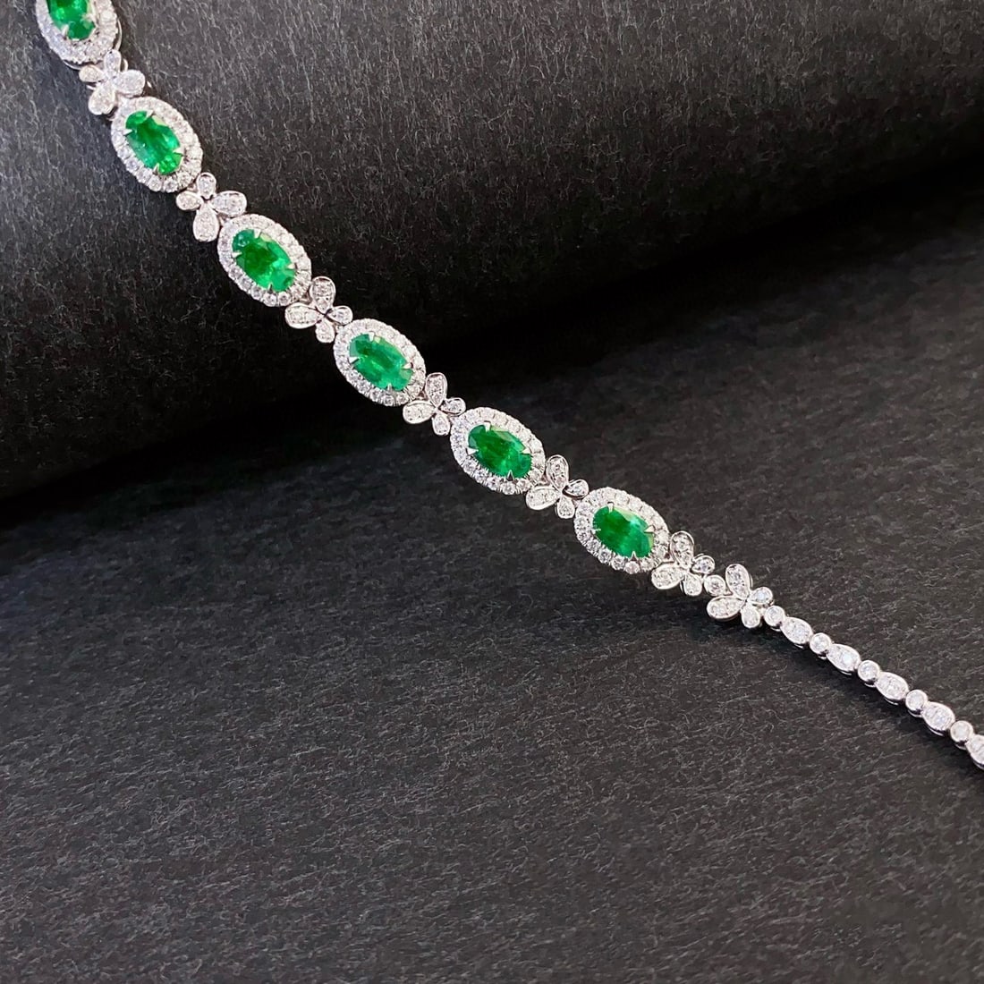 14k Gold 2.70 Ctw Vivid Green Natural Emerald & Diamond Bracelet - 2