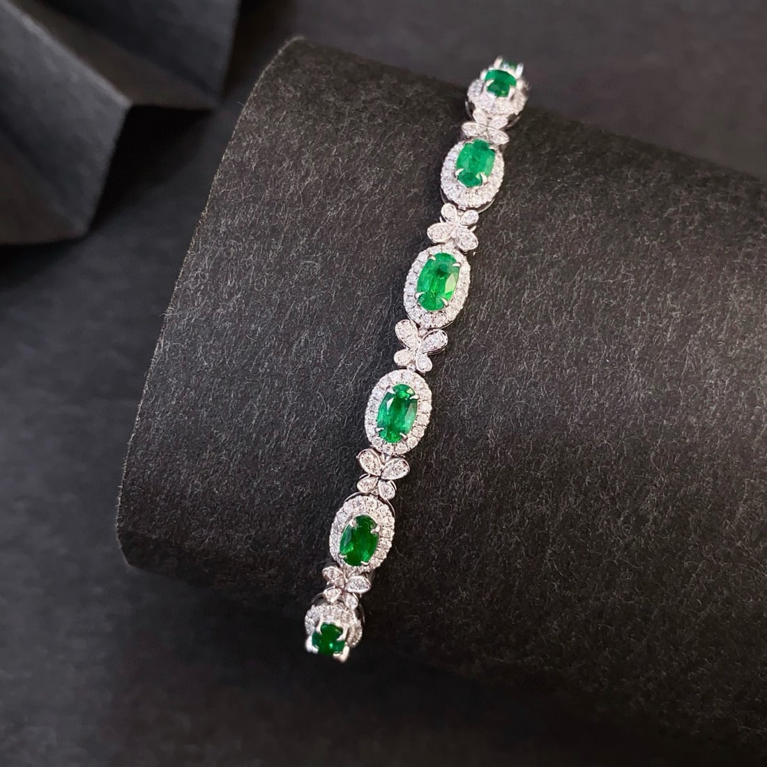 14k Gold 2.70 Ctw Vivid Green Natural Emerald & Diamond Bracelet - 3