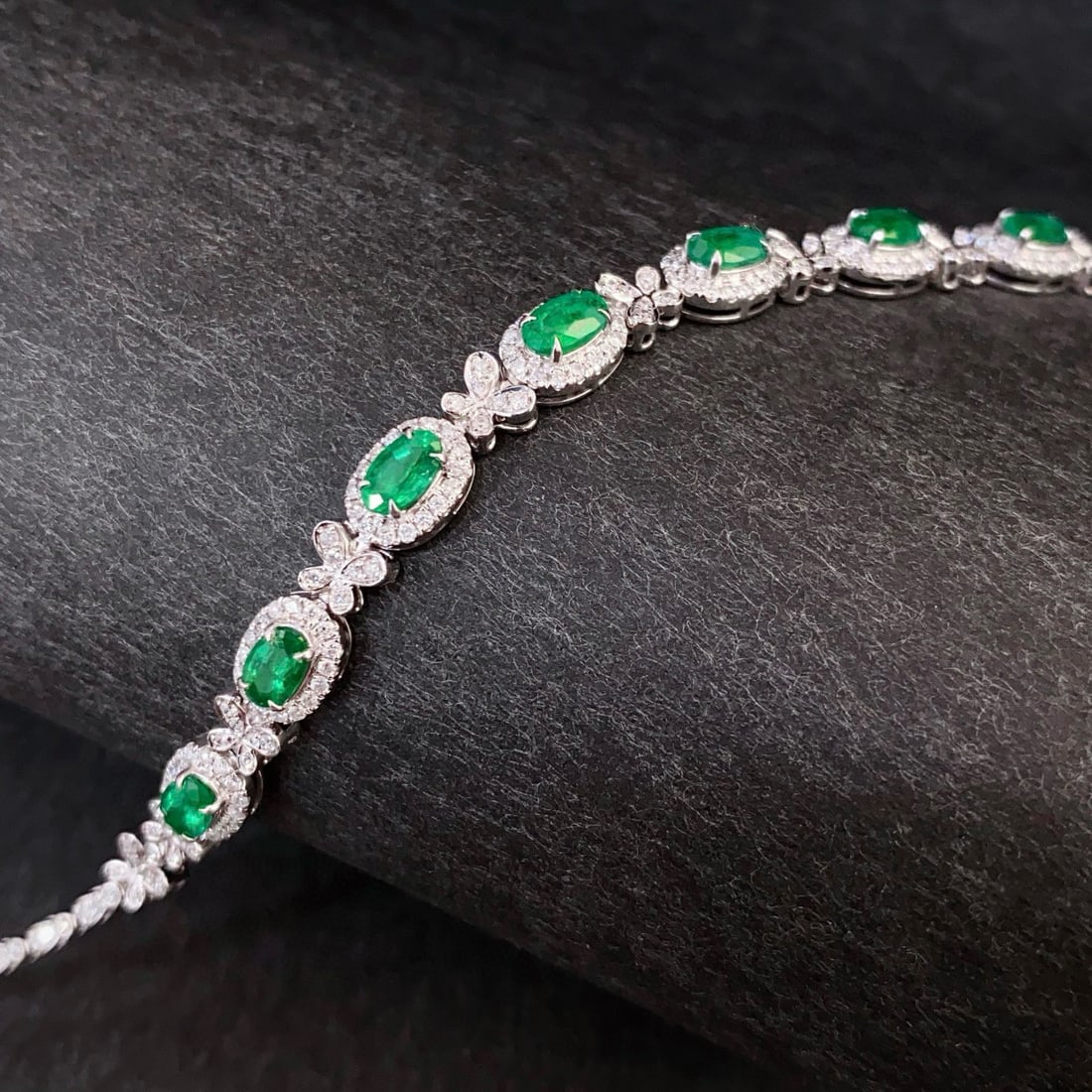 14k Gold 2.70 Ctw Vivid Green Natural Emerald & Diamond Bracelet - 4