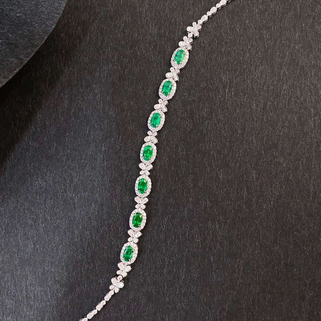 14k Gold 2.70 Ctw Vivid Green Natural Emerald & Diamond Bracelet - 5