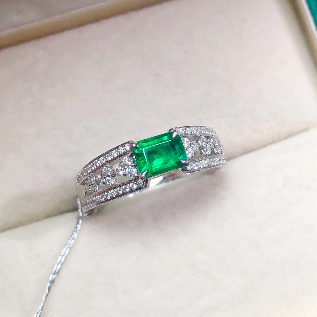 14k Gold 0.97 Ctw Vivid Green Natural Emerald & Diamond Ring - 3