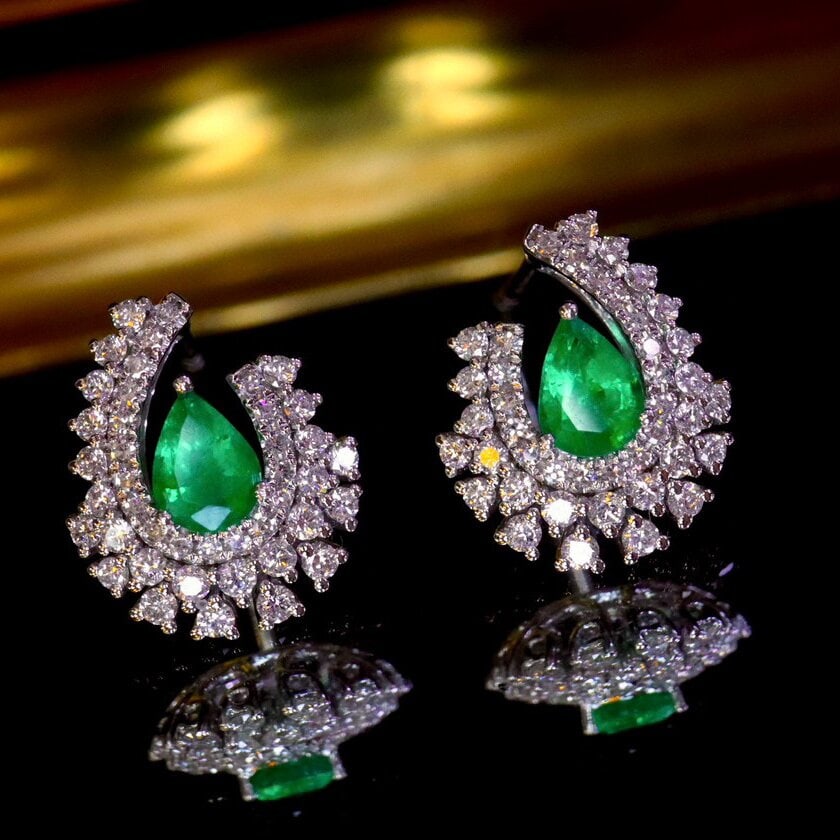 14k Gold 1.05 Ctw Vivid Green Natural Emerald & Diamond Earrings: Ref:230946140 // gold content:14k gold // main gemstone:emerald // shape:pear // carat weight:0. 45ct // color:vivid green // treatment:natural // // adjacent gemstone 2 : diamond // shape:round // ca