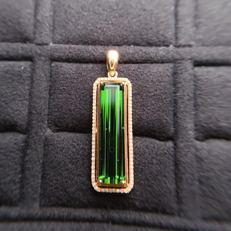 14k Gold 8.88 Ct Natural Tourmaline & Diamond Pendant( Without Chain ): Ref:230946151 // gold content:14k gold // main gemstone:tourmaline // shape:octagonal // carat weight:8. 88ct // color:green // treatment:natural // // adjacent gemstone 2 : diamond // shape:round //