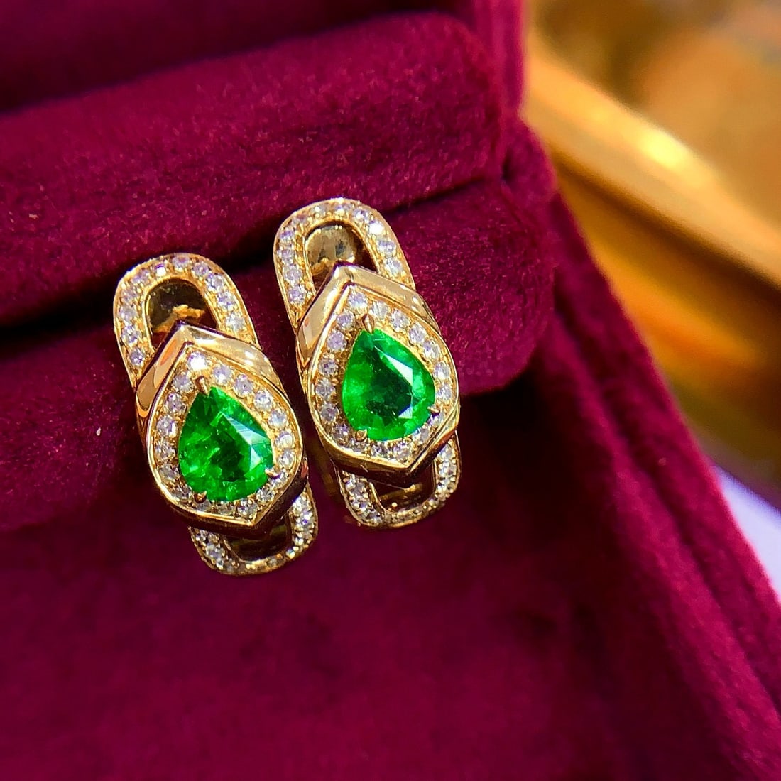 14k Gold 0.92 Ctw Vivid Green Natural Emerald & Diamond Earrings: Ref:230946182 // gold content:14k gold // main gemstone:emerald // shape:pear // carat weight:0. 60ct // color:vivid green // treatment:natural // // adjacent gemstone 2 : diamond // shape:round // ca
