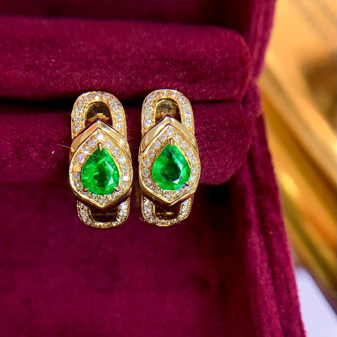 14k Gold 0.92 Ctw Vivid Green Natural Emerald & Diamond Earrings - 5