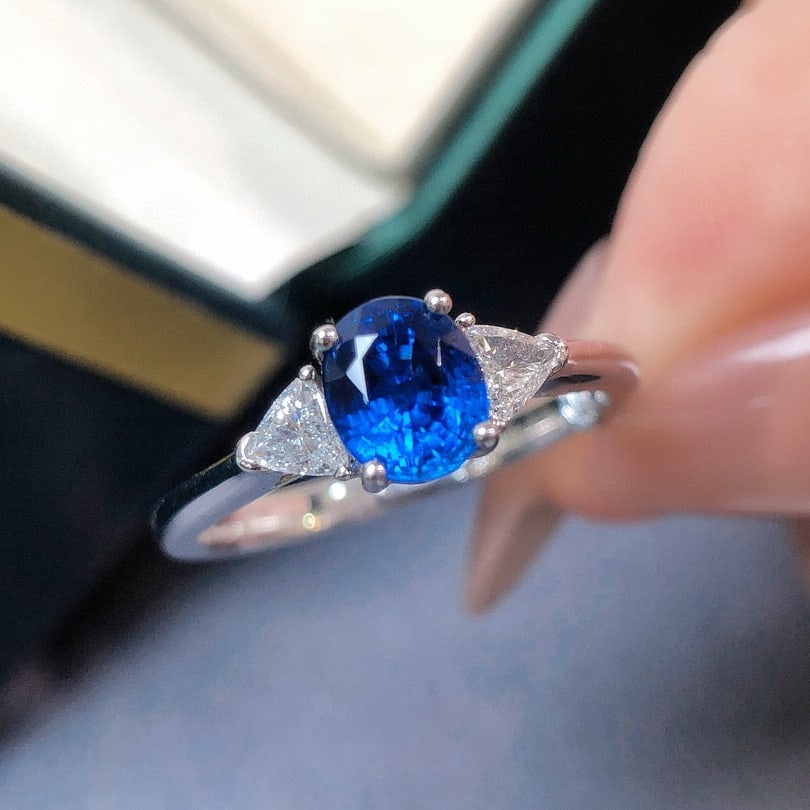 14k Gold 1.27 Ctw Natural Sapphire & Diamond Ring: Ref:230946201 // gold content:14k gold // ring size:7. 25us // // main gemstone:sapphire // shape:oval // carat weight:1. 07ct // color:cornflower blue // treatment:natural // // adjacent gemstone