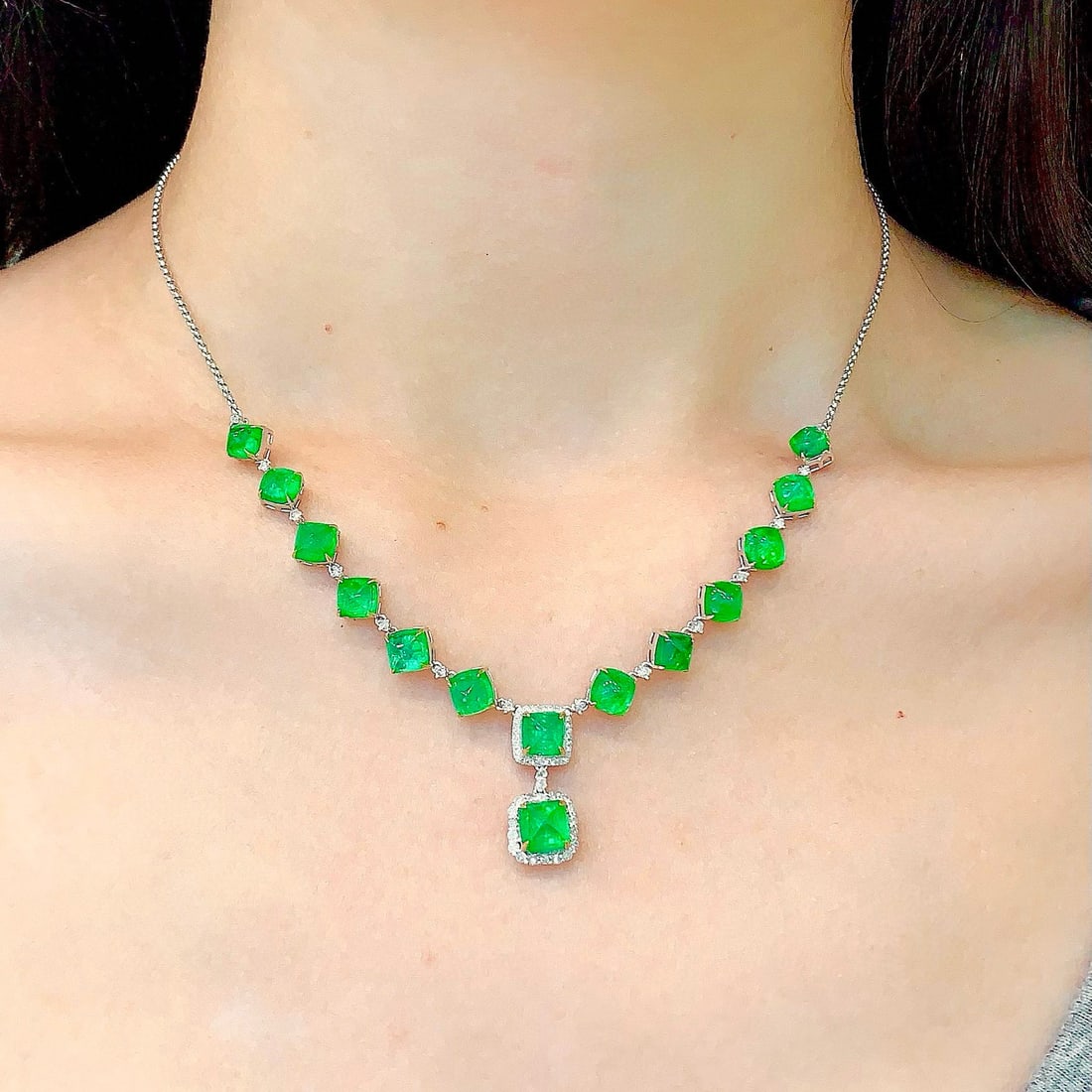 14k Gold 10.88 Ct Vivid Green Natural Emerald & Diamond Necklace - 5