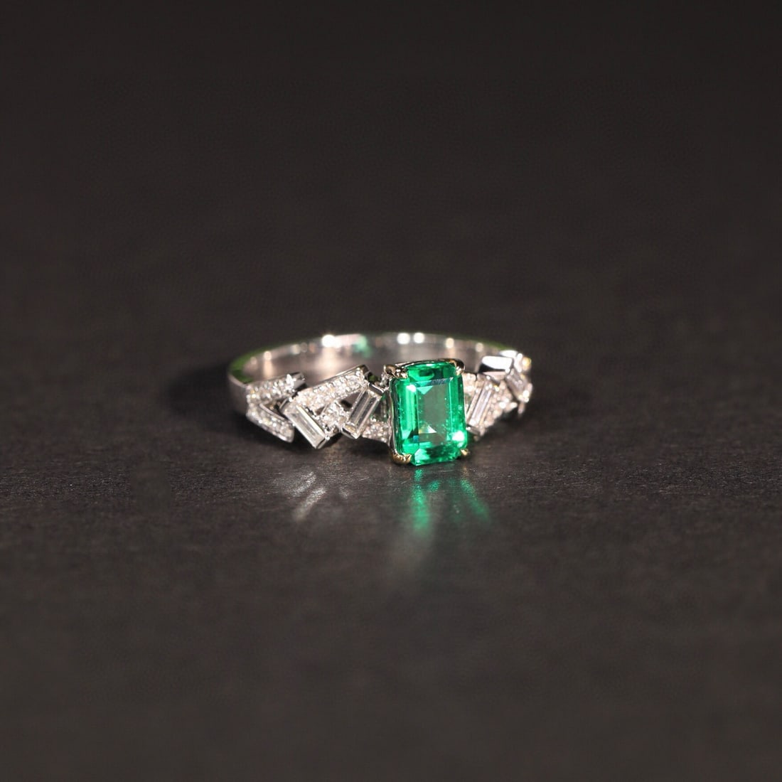 14k Gold 0.82 Ct Vivid Green Natural Emerald & Diamond Ring - 6