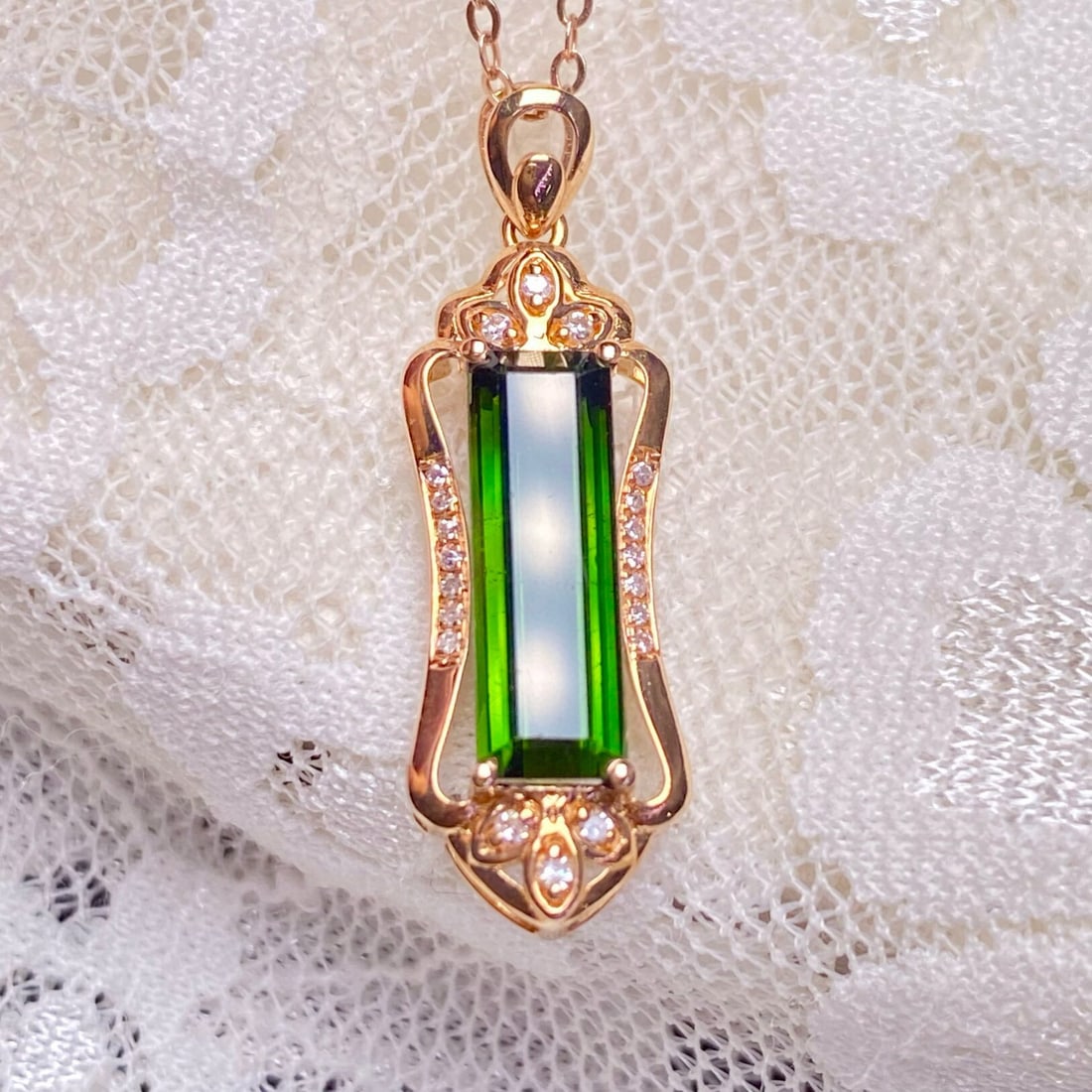 14k Gold 1.8 Ct Natural Tourmaline & Diamond Pendant( Without Chain ): Ref:230946222 // gold content:14k gold // main gemstone:tourmaline // shape:octagonal // carat weight:1. 8ct // color:green // treatment:natural // // adjacent gemstone 2 : diamond // number of stones