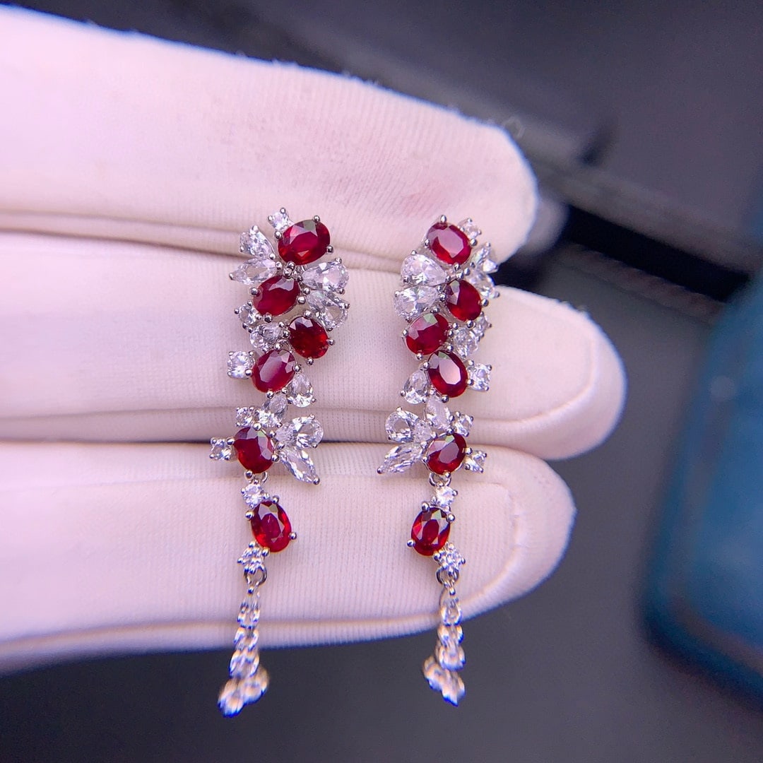 14k Gold 3.31 Ct Natural Ruby & Sapphire Earrings: Ref:230946249 // gold content:14k gold // main gemstone:ruby // shape:oval // carat weight:3. 31ct // color:pigeonblood red // treatment:natural // // adjacent gemstone 2 : sapphire // shape:multiply