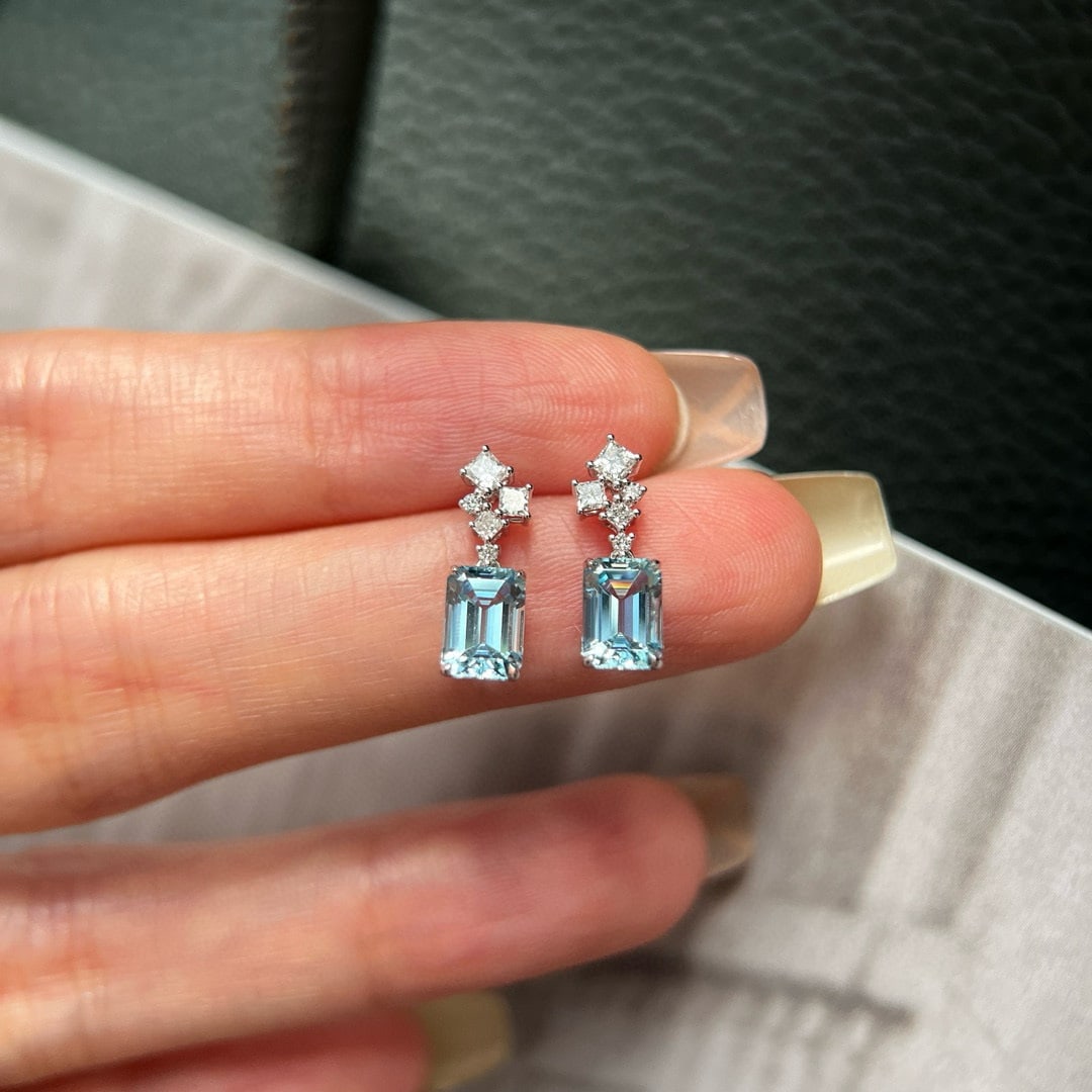 14k Gold 1.99 Ctw Natural Aquamarine & Lab Grown Diamond Earrings: Ref:230946252 // gold content:14k gold // main gemstone:aquamarine // shape:octagonal // carat weight:1. 74ct // color:blue // treatment:natural // // adjacent gemstone 2 : lab grown diamond //