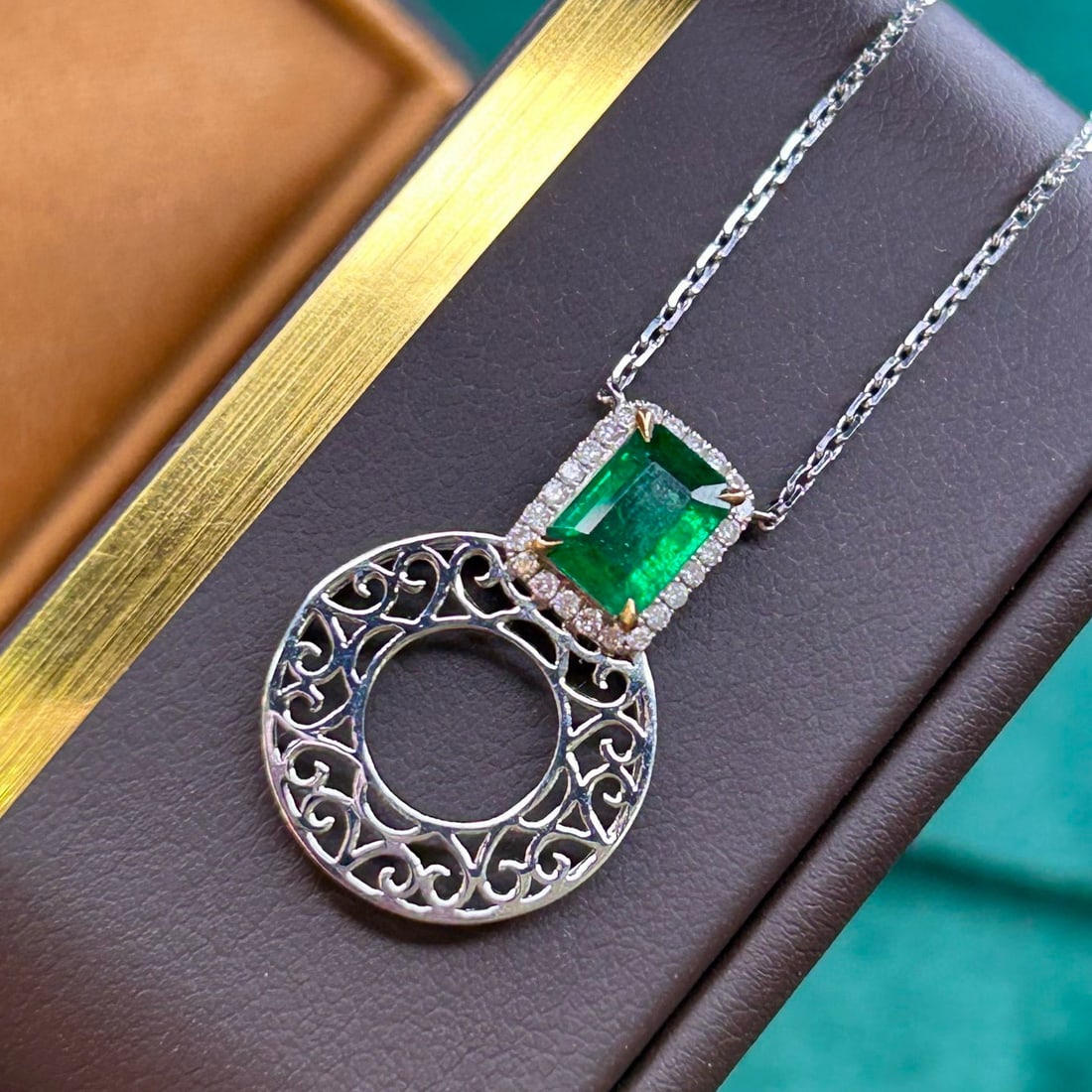 14k Gold 1.10 Ctw Vivid Green Natural Emerald & Diamond Necklace - 3