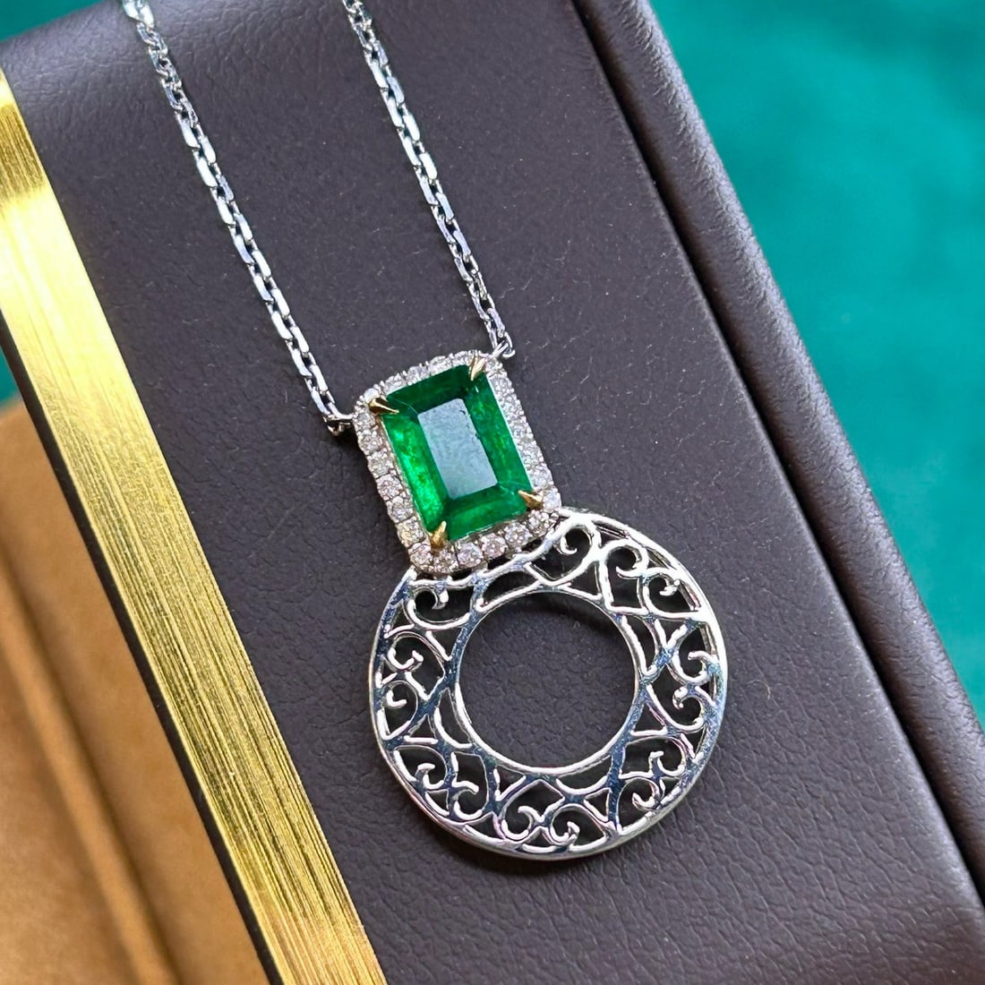 14k Gold 1.10 Ctw Vivid Green Natural Emerald & Diamond Necklace - 5