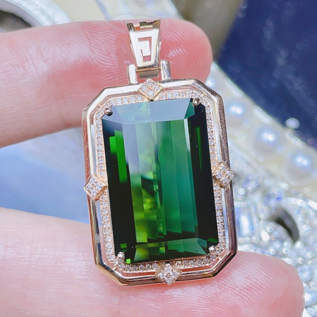 14k Gold 17.5 Ct Natural Tourmaline & Diamond Pendant( Without Chain ): Ref:230946264 // gold content:14k gold // main gemstone:tourmaline // shape:octagonal // carat weight:17. 5ct // color:green // treatment:natural // // adjacent gemstone 2 : diamond // number of stone