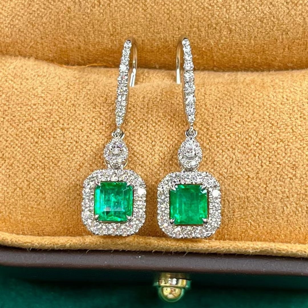 14k Gold 1.46 Ctw Vivid Green Natural Emerald & Diamond Earrings: Ref:230946265 // gold content:14k gold // main gemstone:emerald // shape:octagonal // carat weight:0. 89ct // color:vivid green // treatment:natural // // adjacent gemstone 2 : diamond // shape:round