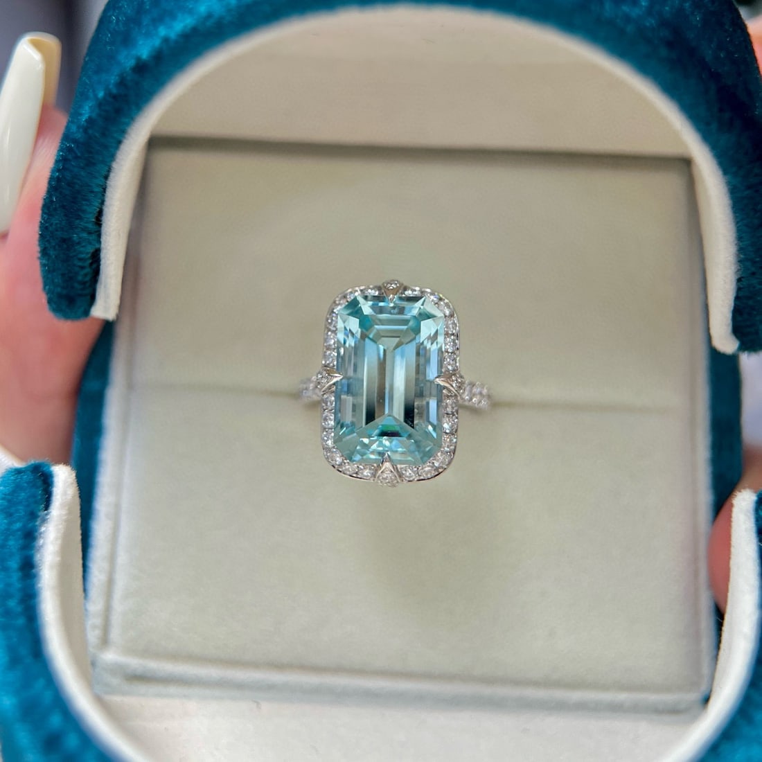 14k Gold 8.83 Ctw Natural Aquamarine & Lab Grown Diamond Ring: Ref:230946291 // gold content:14k gold // ring size:7. 25us // // main gemstone:aquamarine // shape:octagonal // carat weight:7. 96ct // color:santa maria color // treatment:natural // // adjacent