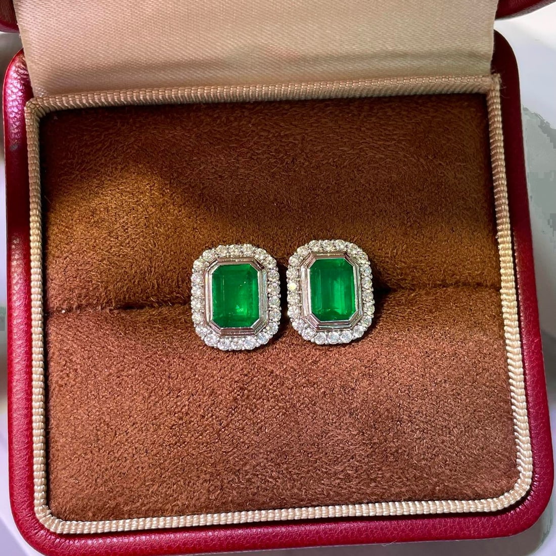 14k Gold 2.82 Ctw Vivid Green Natural Emerald & Diamond Earrings: Ref:230946292 // gold content:14k gold // main gemstone:emerald // shape:octagonal // carat weight:2. 16ct // color:vivid green // treatment:natural // // adjacent gemstone 2 : diamond // shape:round