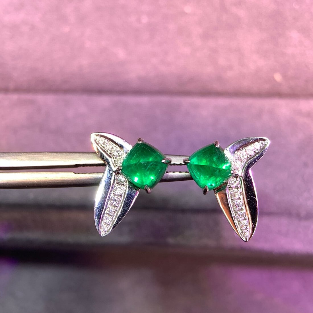 14k Gold 1.88 Ctw Vivid Green Natural Emerald & Diamond Earrings: Ref:230946332 // gold content:14k gold // main gemstone:emerald // shape:suger-loaf // carat weight:1. 76ct // color:vivid green // treatment:natural // // adjacent gemstone 2 : diamond // shape:round