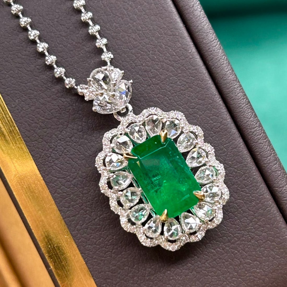 14k Gold 3.37 Ctw Vivid Green Natural Emerald & Diamond Pendant( Without Chain ): Ref:230946336 // gold content:14k gold // main gemstone:emerald // shape:octagonal // carat weight:2. 51ct // color:vivid green // treatment:natural // // adjacent gemstone 2 : diamond // shape:multip