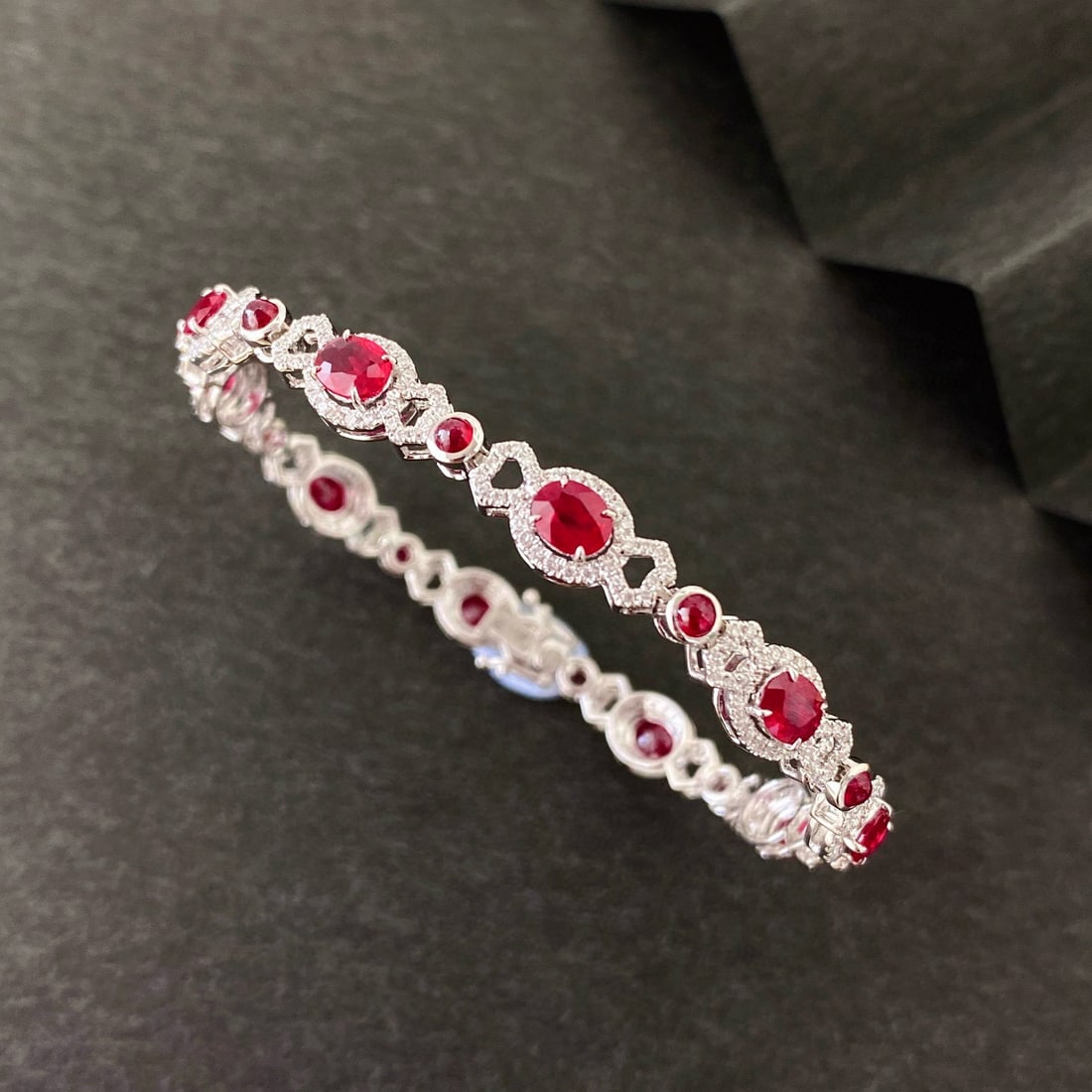 14k Gold 6.1 Ctw Vivid Red Natural Ruby & Diamond Bracelet: Ref:230946341 // gold content:14k gold // main gemstone:ruby // shape:oval // carat weight:5. 2ct // color:vivid red // treatment:natural // // adjacent gemstone 2 : diamond // shape:round // carat