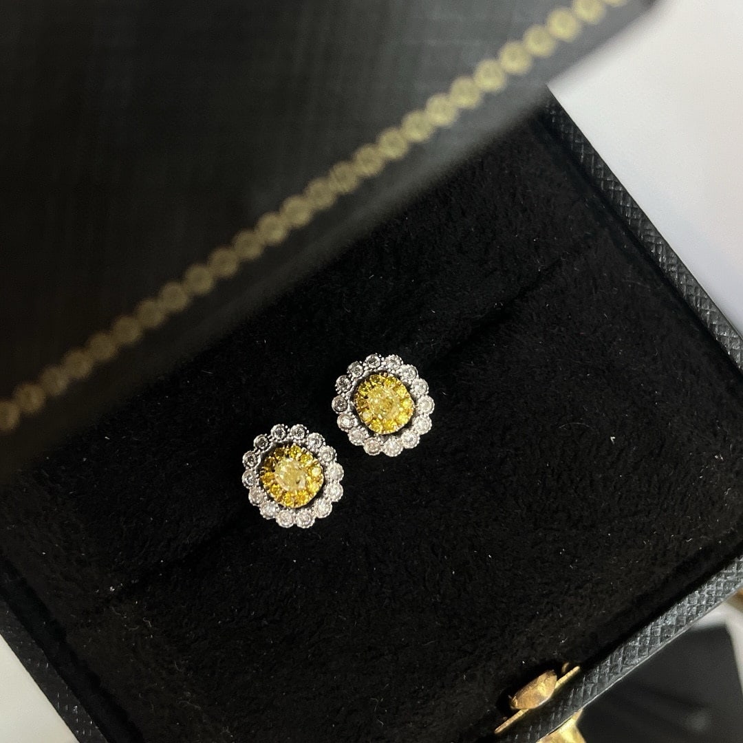 14k Gold 0.5 Ct Natural Color Diamond Earrings: Ref:230946354 // gold content:14k gold // main gemstone:diamond // shape:multiply // carat weight:0. 5ct // clarity grade:vs-si // color:color // treatment:natural // High Estimate: 3300Condition: