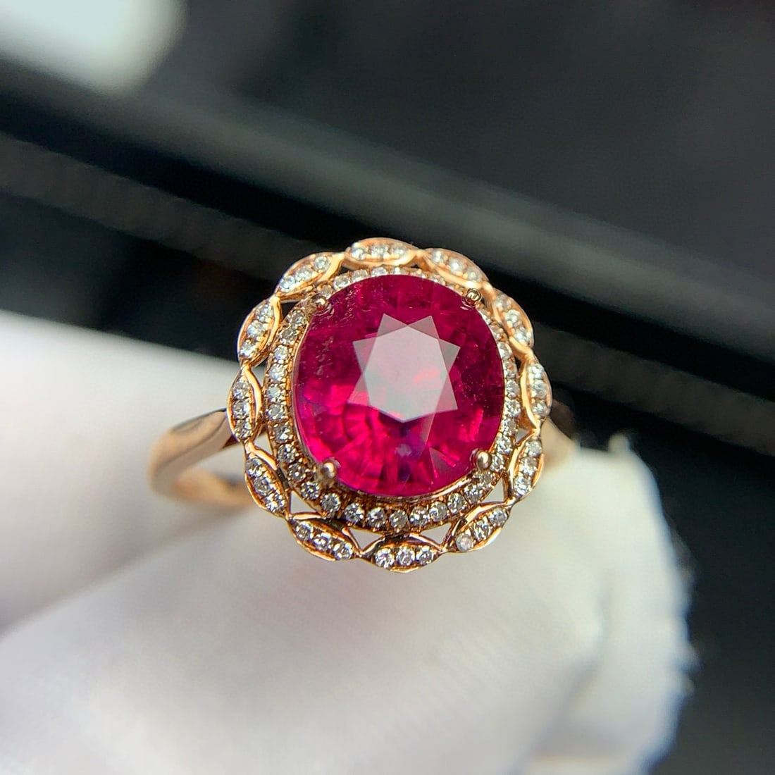 14k Gold 2.8 Ct Natural Tourmaline & Diamond Ring: Ref:230946357 // gold content:14k gold // ring size:7. 25us // // main gemstone:tourmaline // shape:oval // carat weight:2. 8ct // color:red // treatment:natural // // adjacent gemstone 2 : diamond //