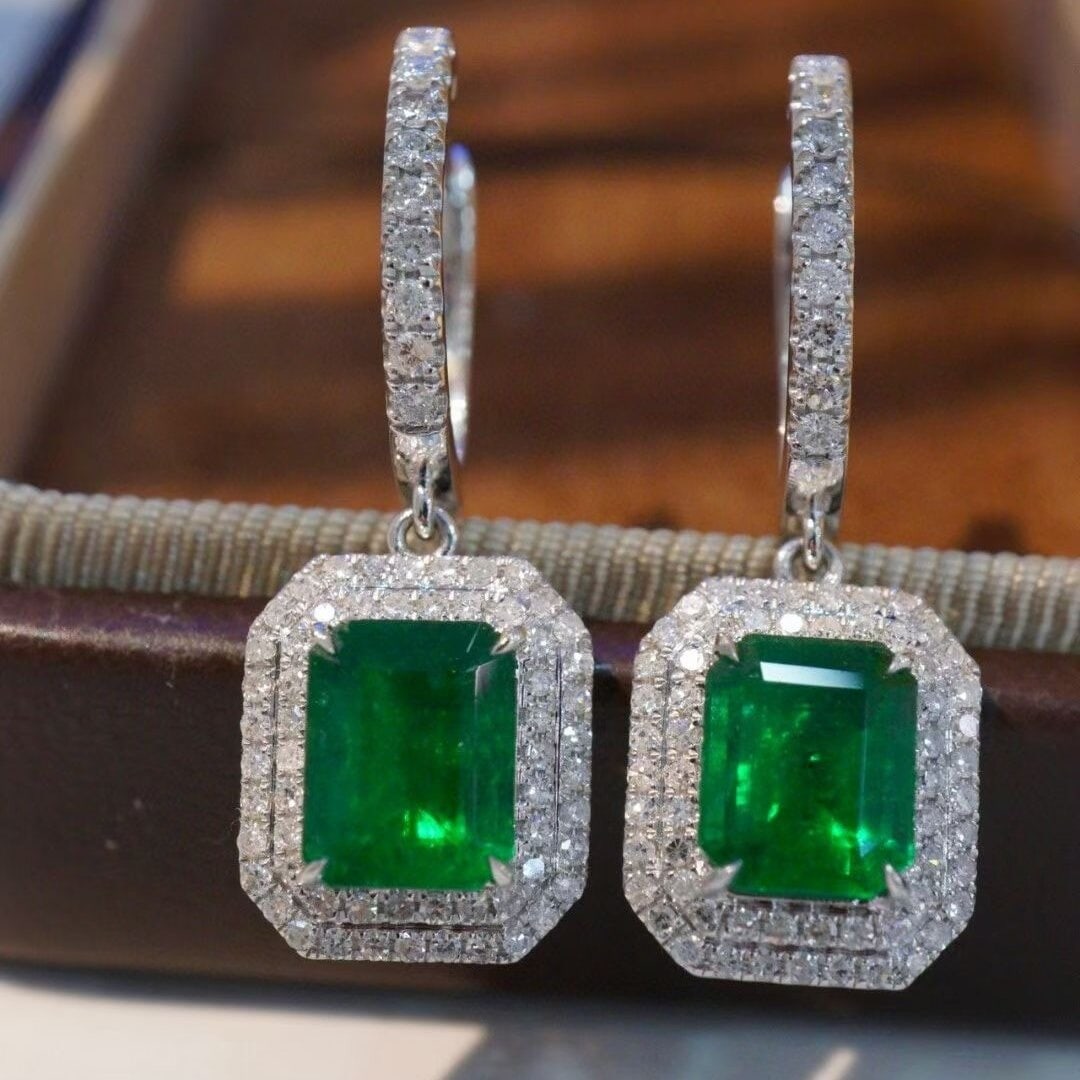 14k Gold 2.61 Ctw Vivid Green Natural Emerald & Diamond Earrings: Ref:230946380 // gold content:14k gold // main gemstone:emerald // shape:octagonal // carat weight:2. 35ct // color:vivid green // treatment:natural // // adjacent gemstone 2 : diamond // shape:round