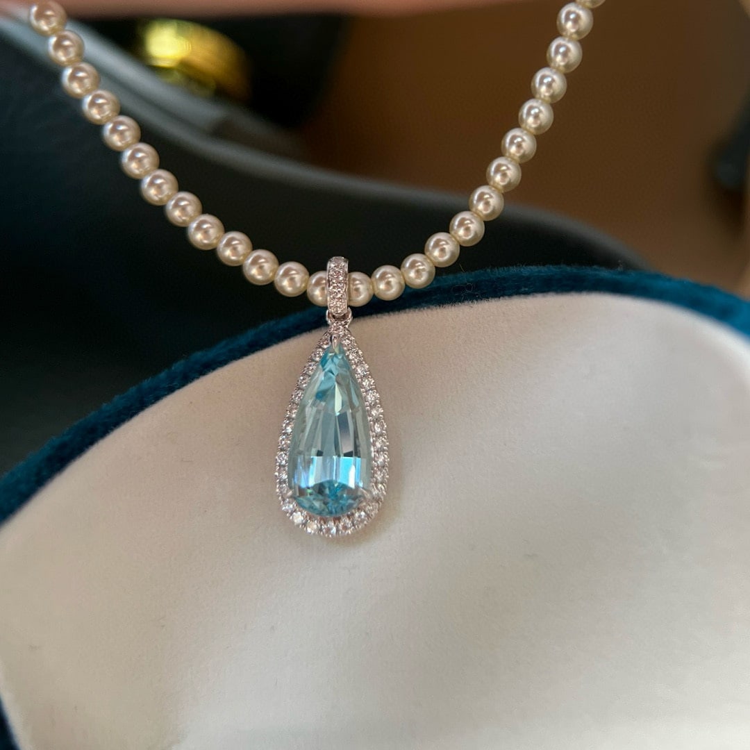 14k Gold 4.08 Ctw Natural Aquamarine & Lab Grown Diamond Pendant( Without Chain ): Ref:230946403 // gold content:14k gold // main gemstone:aquamarine // shape:pear // carat weight:3. 79ct // color:santa maria color // treatment:natural // // adjacent gemstone 2 : lab grown diamond /