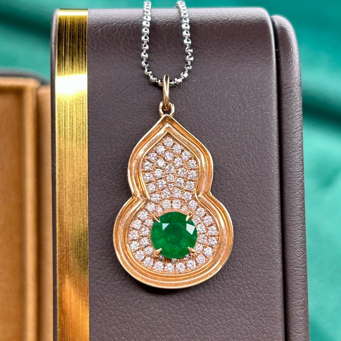 14k Gold 1.33 Ctw Vivid Green Natural Emerald & Diamond Pendant( Without Chain ): Ref:230946411 // gold content:14k gold // main gemstone:emerald // shape:round // carat weight:0. 96ct // color:vivid green // treatment:natural // cut grade:g // // adjacent gemstone 2 : diamond // s