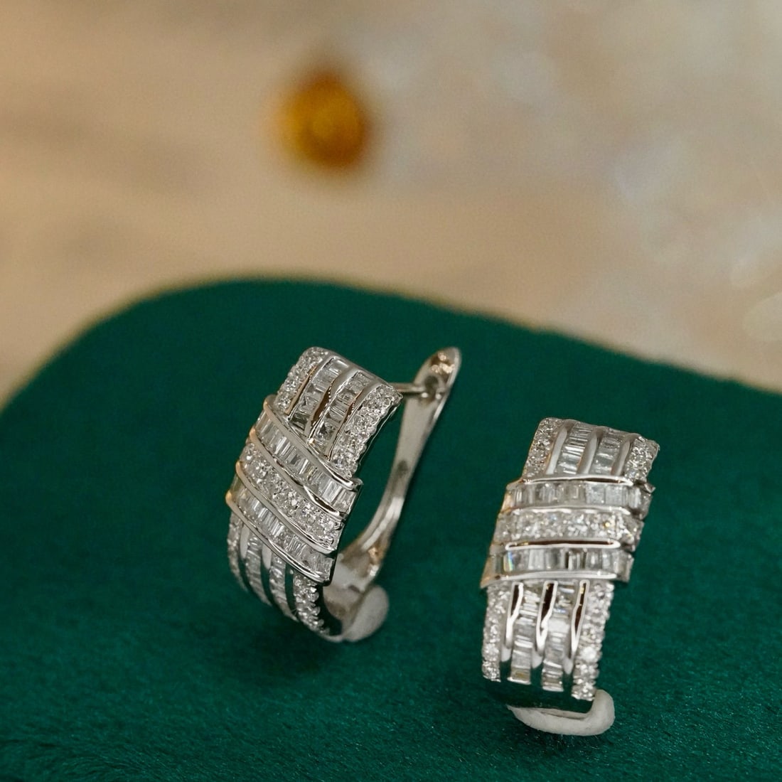 14k Gold 0.76 Ct Natural H Diamond Earrings: Ref:230946442 // gold content:14k gold // main gemstone:diamond // shape:multiply // carat weight:0. 76ct // clarity grade:vs-si // color:h // treatment:natural // High Estimate: 4300Condition: