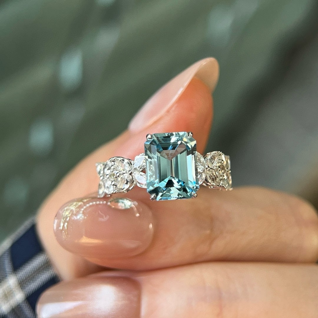 14k Gold 4.11 Ctw Natural Aquamarine & Spinel Ring: Ref:230946446 // gold content:14k gold // ring size:7. 25us // // main gemstone:aquamarine // shape:octagonal // carat weight:2. 73ct // color:blue // treatment:natural // // adjacent gemstone 2 :