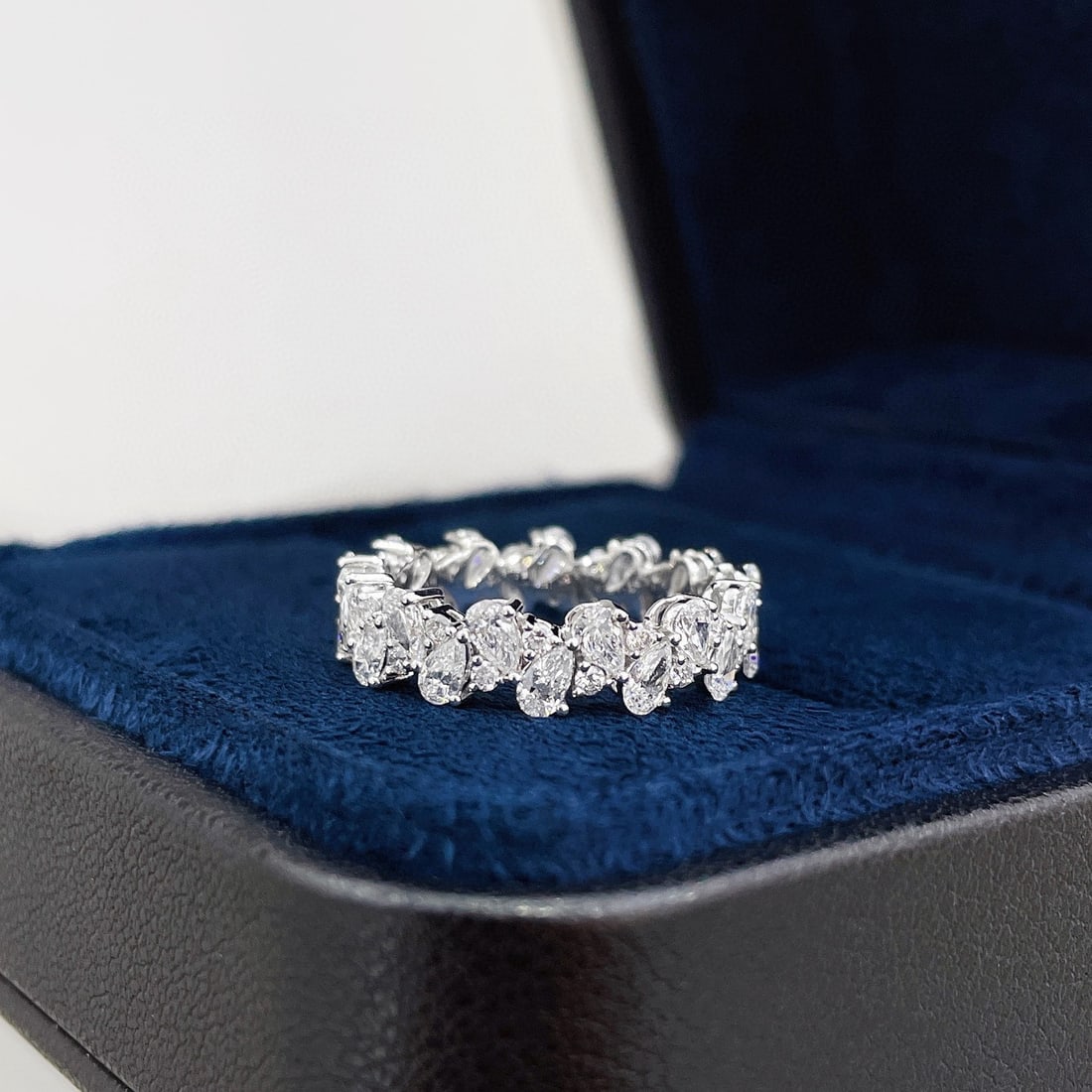 14k Gold 2.00 Ctw Lab Grown Diamond & Lab Grown Diamond Ring: Ref:230947061 // gold content:14k gold // ring size:7. 25us // // main gemstone:lab grown diamond // shape:pear // carat weight:1. 7ct // clarity grade:vs-si // color:h // // adjacent gemstone 2 :