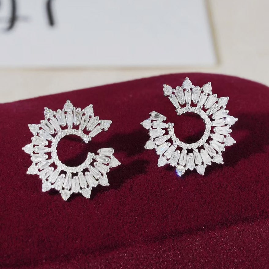 14k Gold 0.9 Ct Natural H Diamond Earrings: Ref:230947098 // gold content:14k gold // main gemstone:diamond // shape:multiply // carat weight:0. 9ct // clarity grade:vs-si // color:h // treatment:natural // Condition: NewLow Estimate: