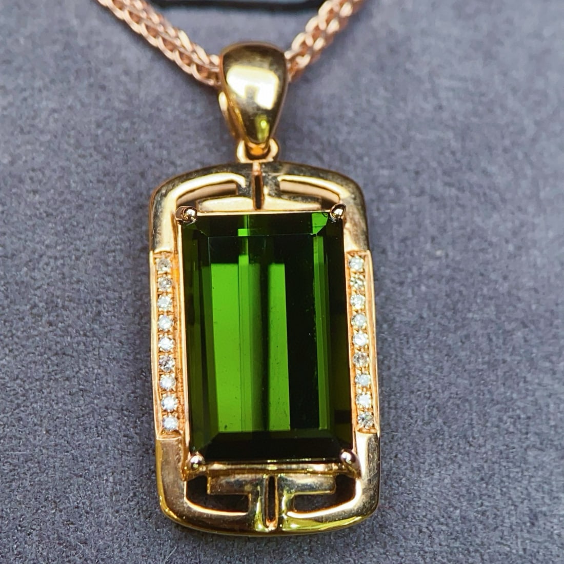 14k Gold 4.55 Ctw Natural Tourmaline & Diamond Pendant( Without Chain ): Ref:230947109 // gold content:14k gold // main gemstone:tourmaline // shape:octagonal // carat weight:4. 5ct // color:green // treatment:natural // // adjacent gemstone 2 : diamond // number of