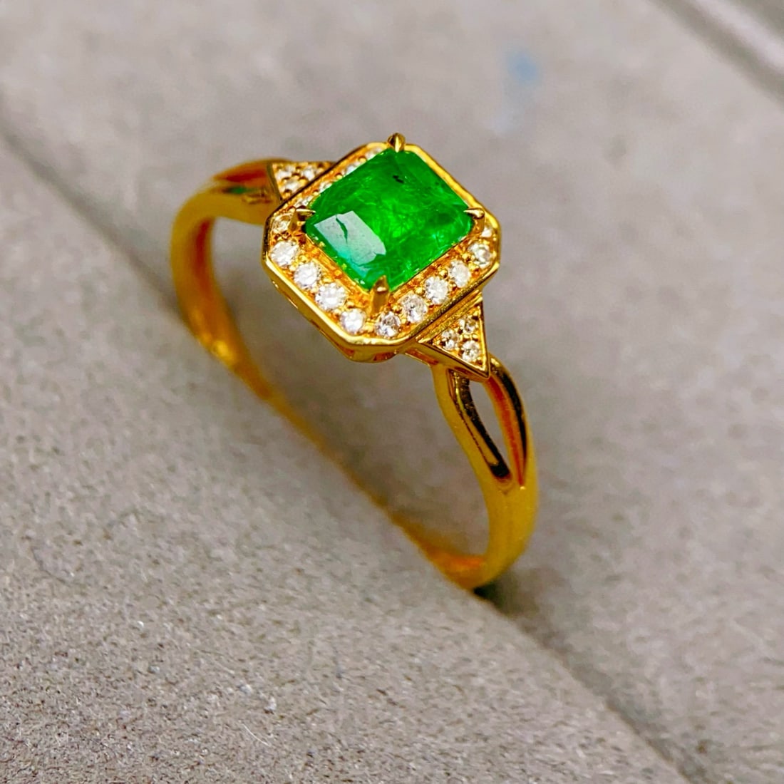 14k Gold 0.5 Ct Vivid Green Natural Emerald & Diamond Ring - 2