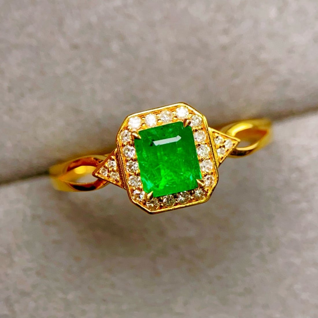 14k Gold 0.5 Ct Vivid Green Natural Emerald & Diamond Ring - 5