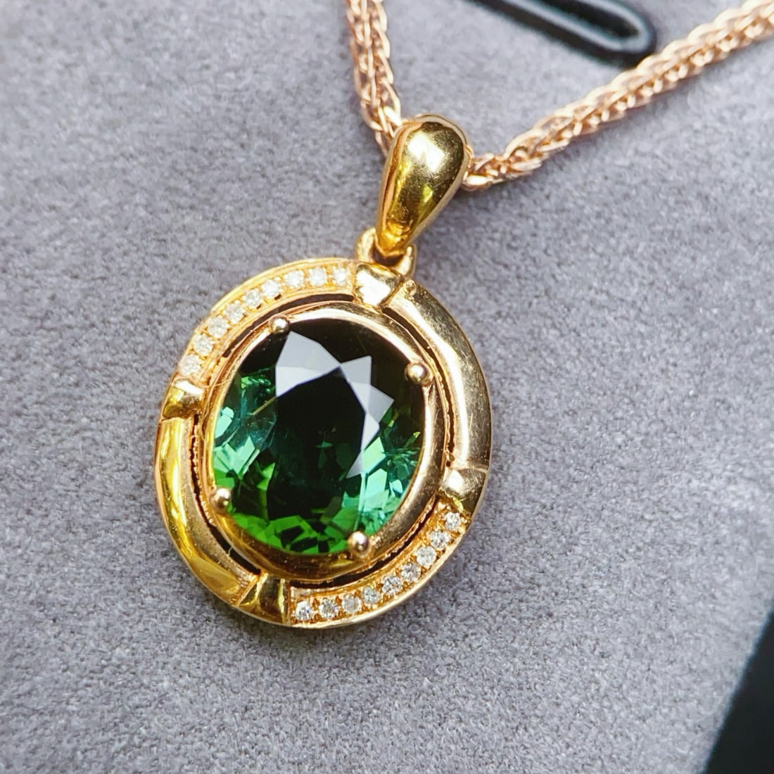 14k Gold 2.75 Ct Natural Tourmaline & Diamond Pendant( Without Chain ): Ref:230947145 // gold content:14k gold // main gemstone:tourmaline // shape:oval // carat weight:2. 75ct // color:green // treatment:natural // // adjacent gemstone 2 : diamond // number of